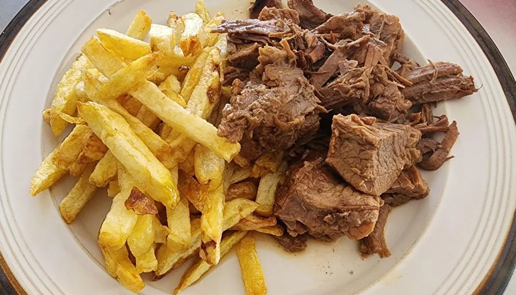 Carne mechada con papas fritas