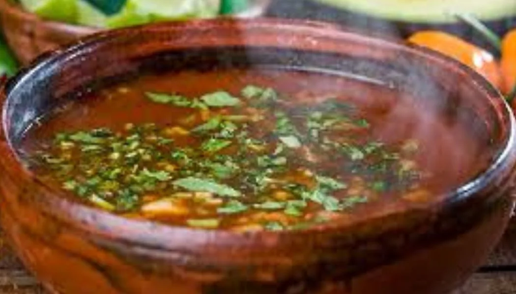 Caldillo casero servido en plato de greda