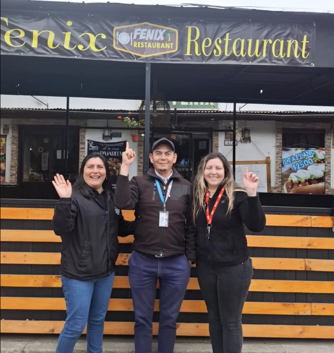 Equipo de Fénix Restaurant frente al local en Machalí