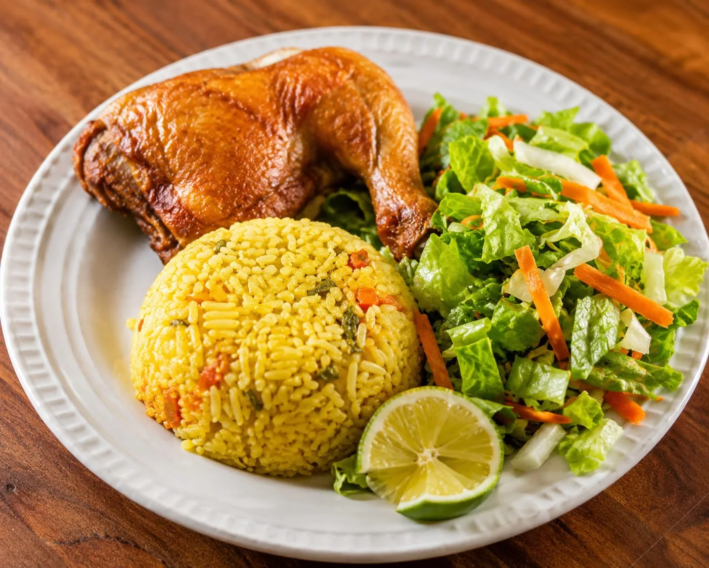 Pollo asado dorado con arroz y ensalada surtida