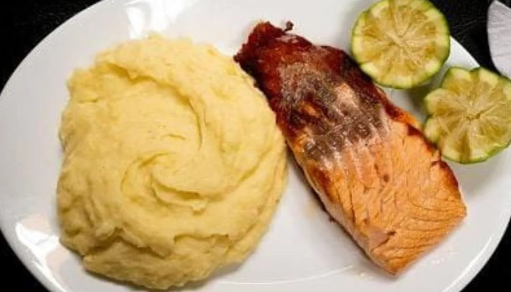 Salmón a la plancha con puré casero